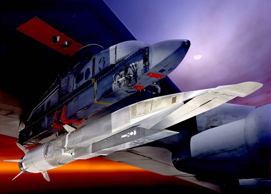 Экспериментальный гиперзвуковой БПЛА Boeing / NASA X-51 Wawerider под крылом носителя NB-52. И снова характерная форма носовой части, похожая на российский ГЭЛА. С отличиями, конечно, но идея именно та – не конус, а «нож»!